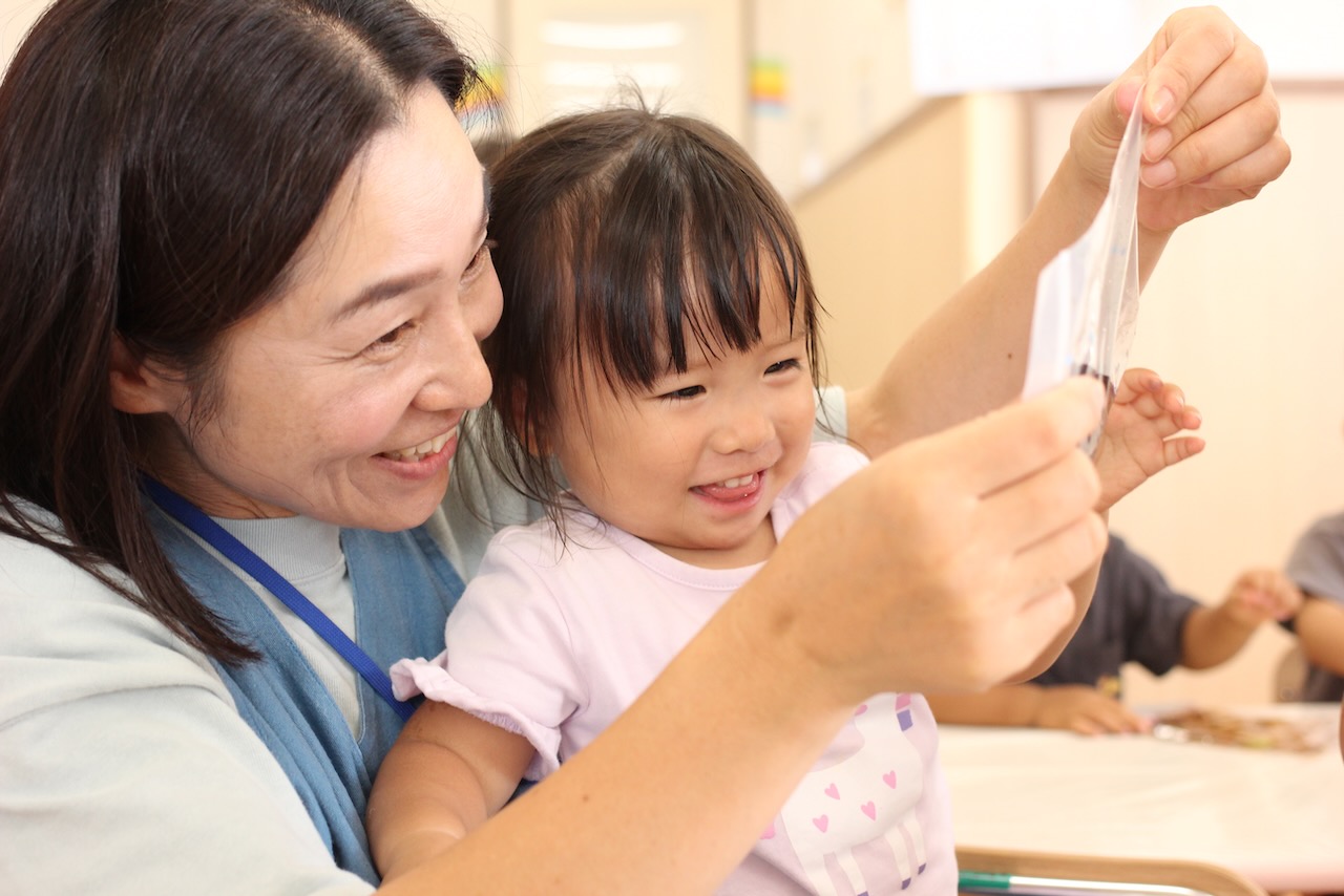 先生と子供が遊ぶ写真